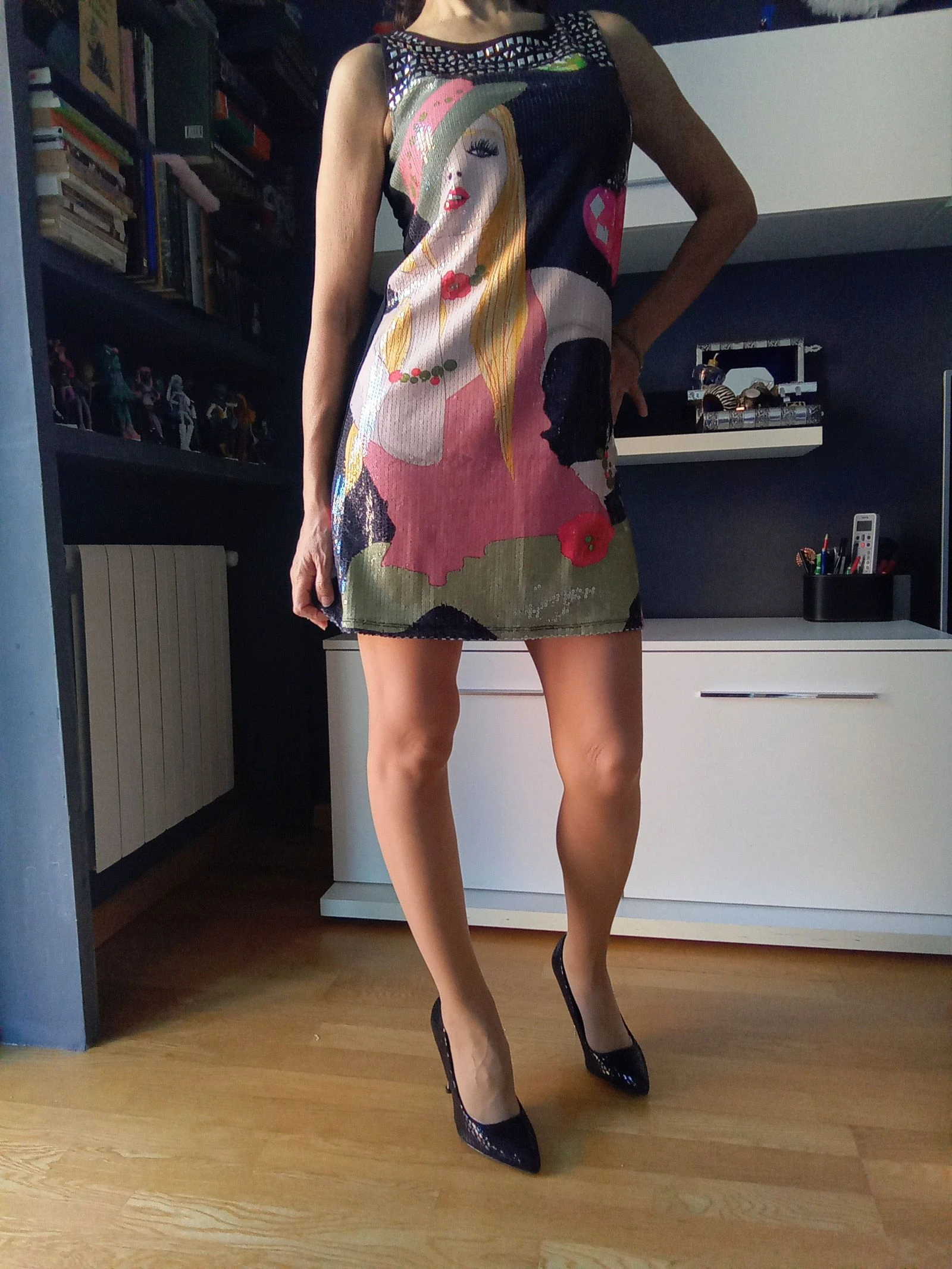 Meerkleurige jurk met pailletten en studs – photo 2